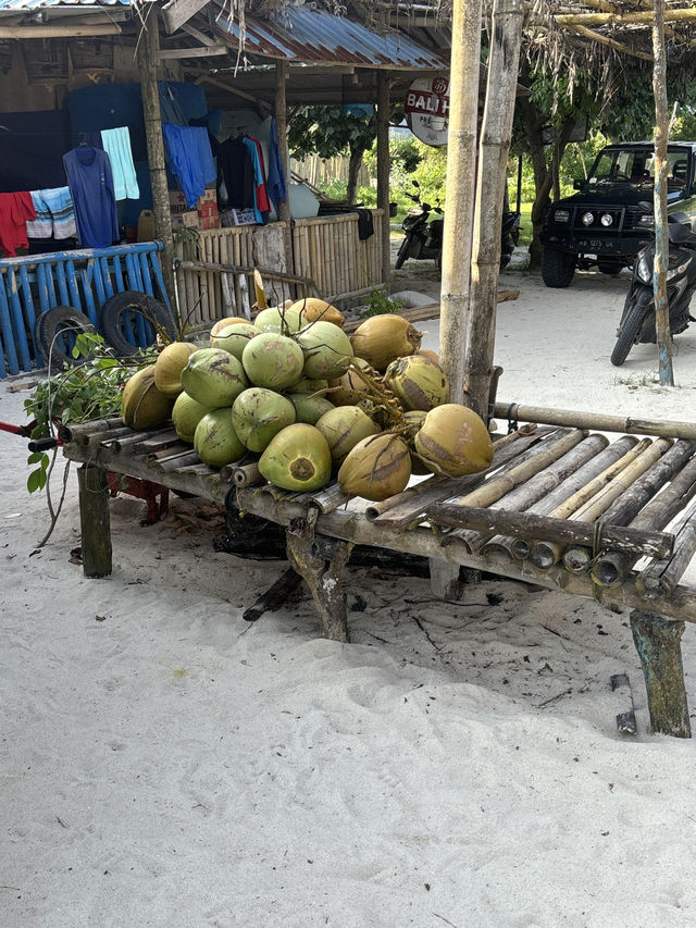 Warung Rizki: Where Coconuts and Chill Vibes Meet 🌴🥥