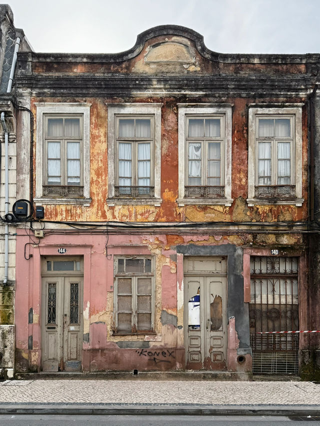 Is Aveiro worth a stop in between Porto and Lisbon?