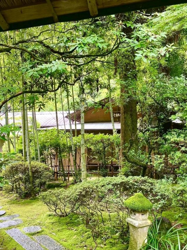 眉山山麓に位置する禅寺