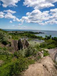 Scarborough Bluffs Park：絶景の崖と青い湖が広がる秘境 🌿🏞️