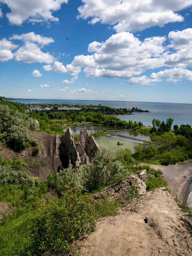 Scarborough Bluffs Park：絶景の崖と青い湖が広がる秘境 🌿🏞️