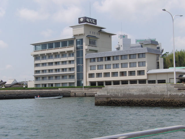 海に浮かぶ絶景宿「福寿荘」で、非日常の島旅ステイを楽しもう！