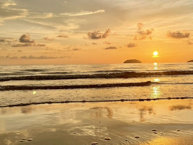 🌴✨ Tanjung Aru Beach: Kota Kinabalu’s Sunset Paradise ✨🌅