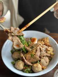 ร้านก๋วยเตี๋ยวร่มไม้