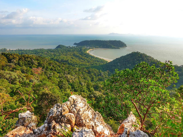 Gunung Arong Recreational Forest: Where Waterfalls Whisper & Monkeys Steal Your Lunch" 🌿💦