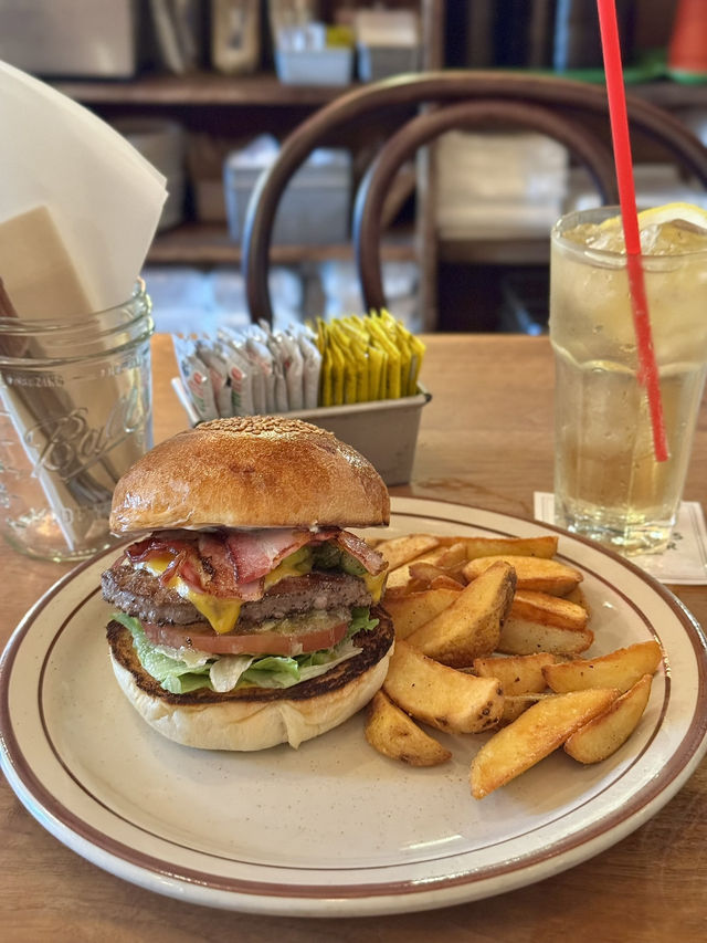 【大阪/心斎橋】アメ村で愛され続けるハンバーガー専門店