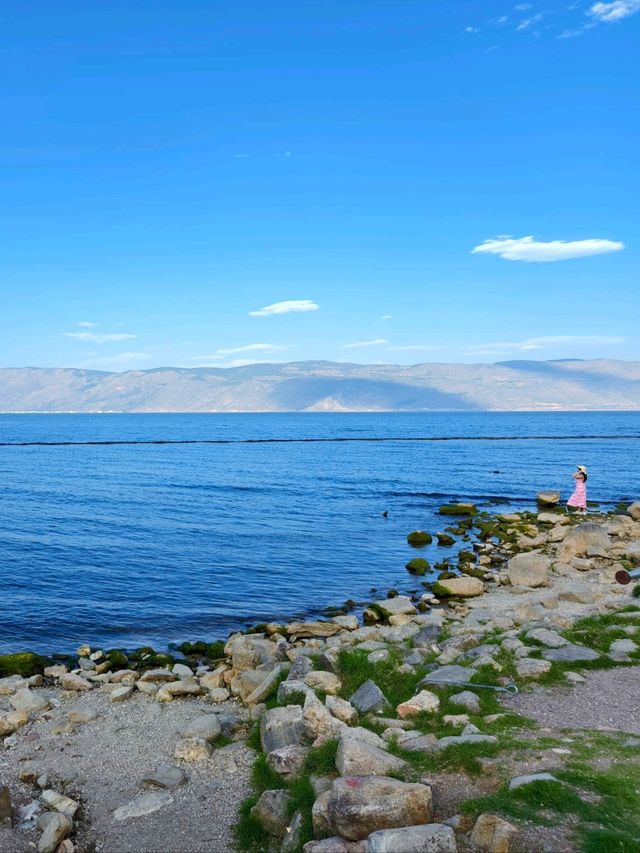Tranquility by the Waters: The Beauty of Erhai Lake in Dali
