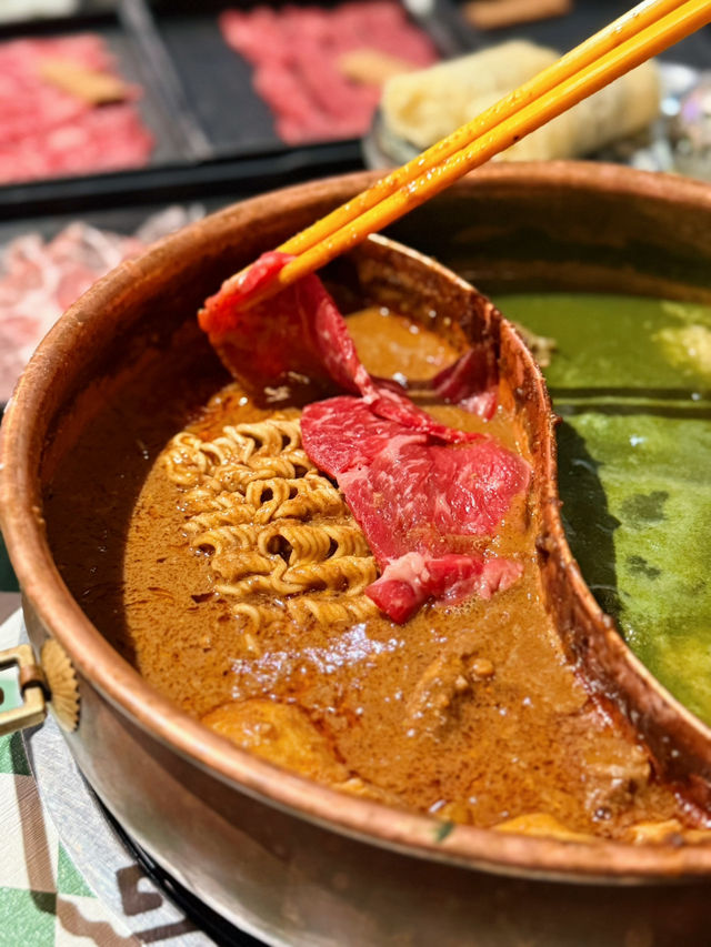 港風BGM下吃雞煲沙嗲牛肉鍋