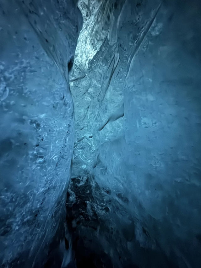 ❄️ 冰島藍冰洞（Blue Ice Caves） — 冰川奇觀中的夢幻世界