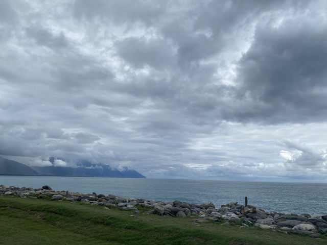 東岸太平洋 ☁️雲層層堆疊 海浪花片片 