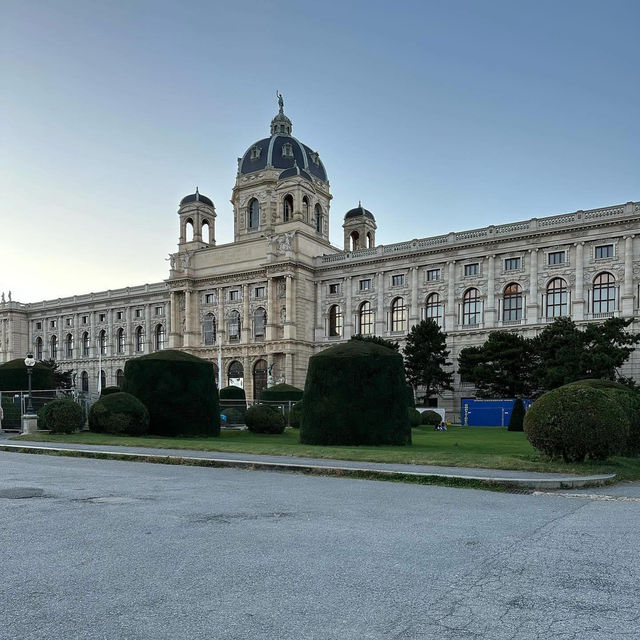 🏛️ *Imperial Grandeur at Maria-Theresien-Platz: Vienna’s Museum Quarter Jewel✨🇦🇹