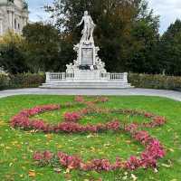 🏰 *Hofburg Palace: The Beating Heart of Habsburg Vienna* 👑✨