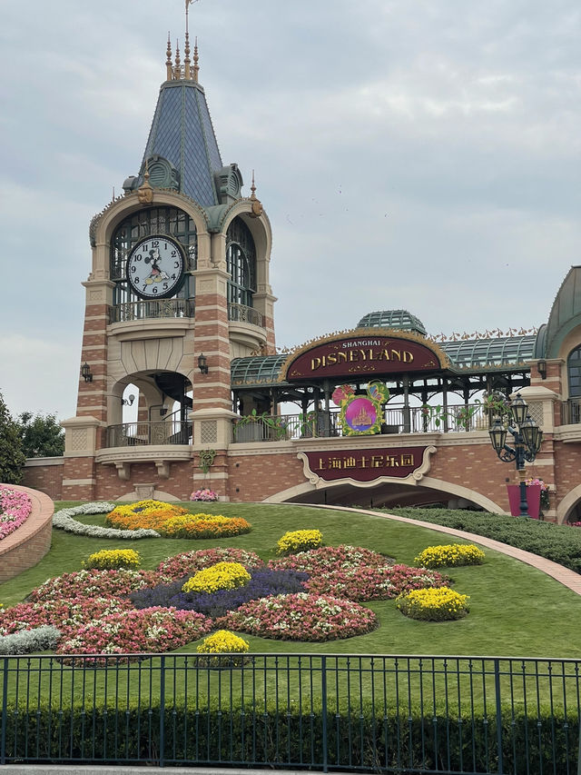 Get pretty pictures taken in Shanghai Disneyland! 
