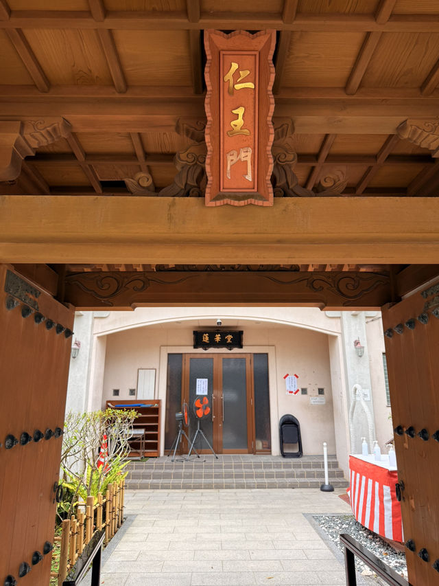 沖繩｜迷你千本鳥居與多彩達摩 城市裡一方心靈寄託-西來院
