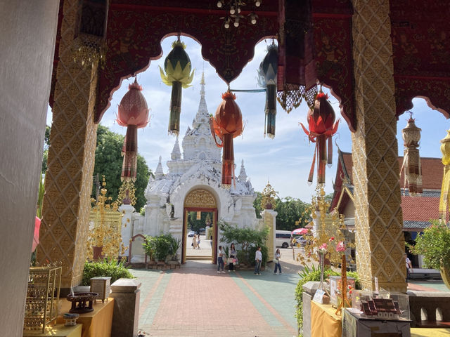 กราบไหว้พระธาตุขอพร “วัดพระธาตุหริภุญชัย”