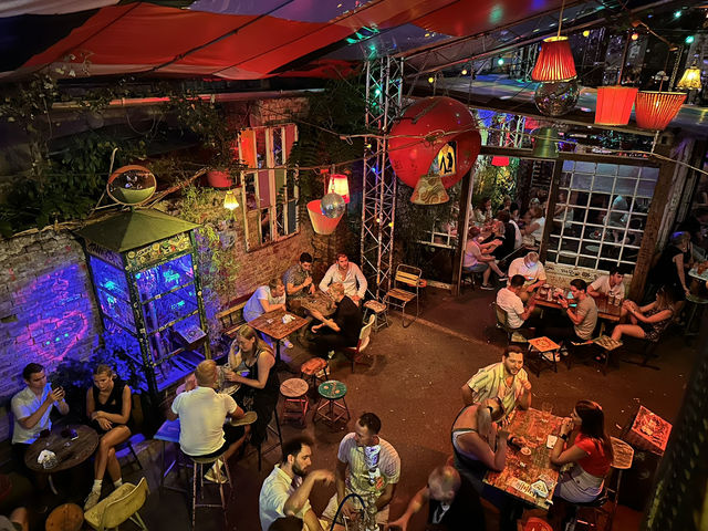 【Szimpla Kert｜シンプラ・ケルト｜ブダペストの“廃墟バー”元祖】