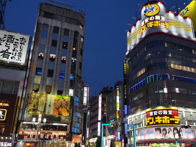 🌆【東京・新宿】昼も夜も楽しめる、ネオンで多彩な街の魅力ガイド