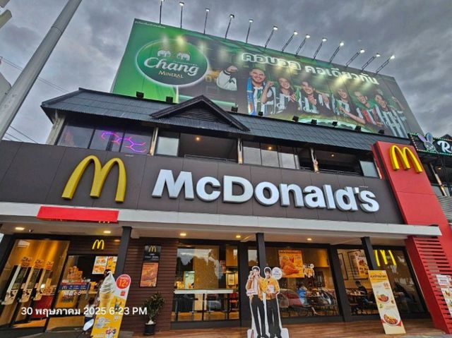 🍔🌊 "McDonald’s บางแสน – เบอร์เกอร์ไก่ริมทะเล