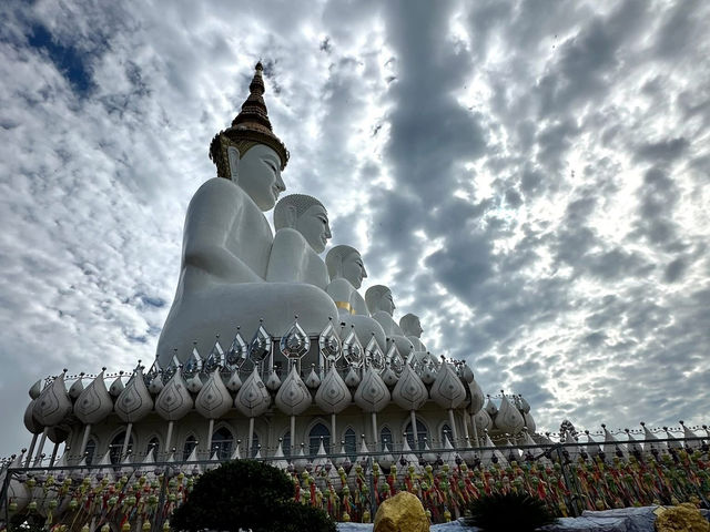 静けさと美しさが調和する、心癒されるタイの天空寺院✨