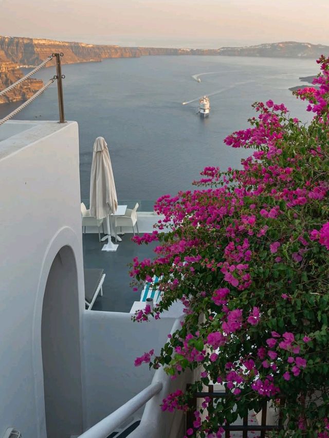 🌸 Europe :Santorini on a Budget: Live the Greek Dream Without Breaking the Bank 🇬🇷💙