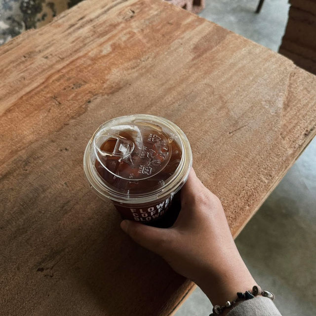  คาเฟ่ลับที่คอกาแฟห้ามพลาด!Flower Coffee Slow Bar