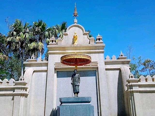 วัดวังหว้า วัดเก่าแก่ประเพณีห่มผ้าพระเจดีย์กลางน้ำ
