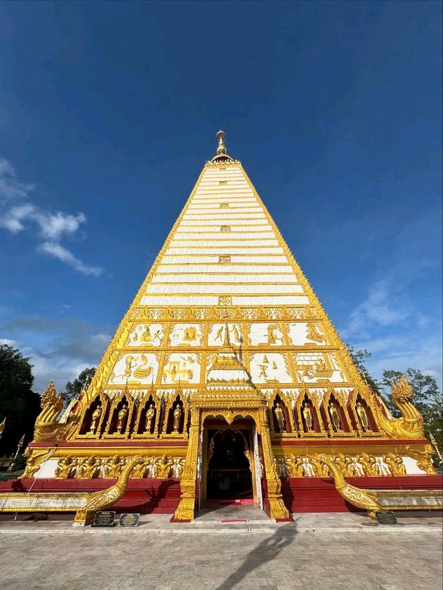 Shiny Gold at Wat Phra That Nong Bua