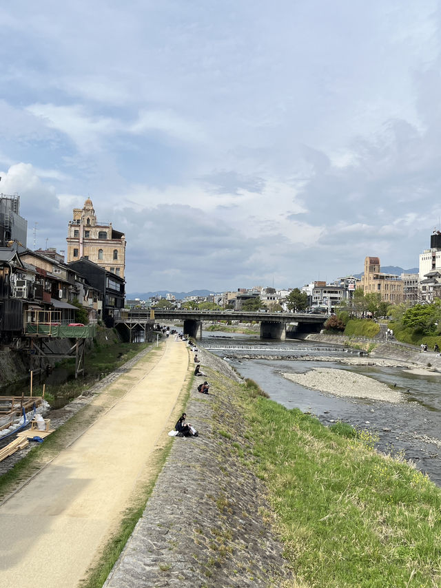 🌿 A Day by the Kamo River: Kyoto’s Calm in Motion 🏞️⛅
