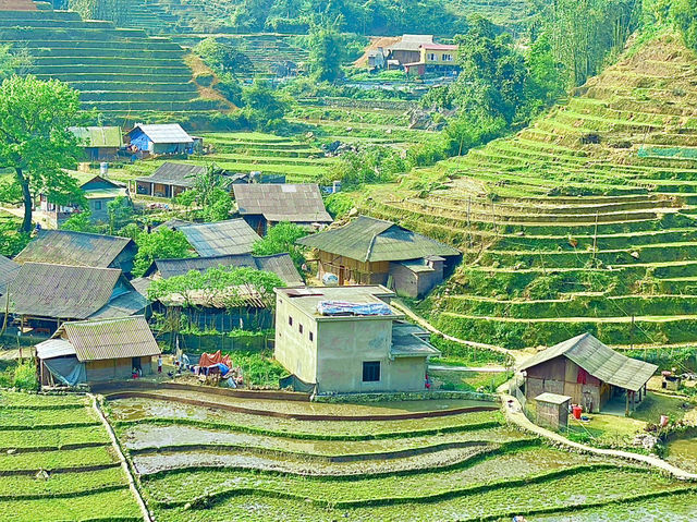 The village offers stunning valley views👍😎🥰👫