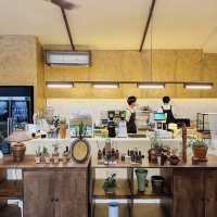 ทิวา & รษา Thai Kitchen and Café แบบสดใส 