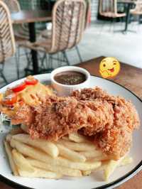 Lakeside Coffee Café: Tranquil Hideaway with Tasty Comfort Food