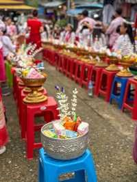  “ตักบาตรเช้าริมสะพานมอญ – วิถีมอญแบบเนิบช้าแต่เต็