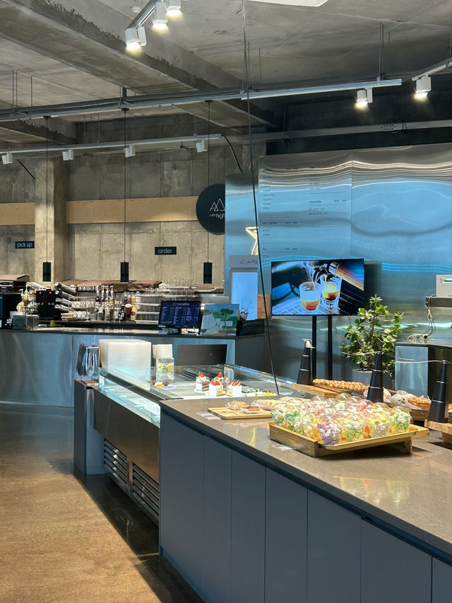산자락 품은 뷰 맛집, ‘cafe high’에서 찾은 일상의 쉼표