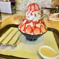 雪のようにふわふわの氷とたっぷりのトッピングが魅力のお店🇹🇭