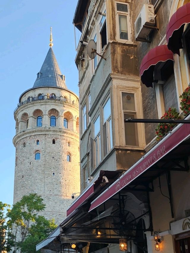 Galata tower หอคอยเเลนมาร์คในอิสตันบูล