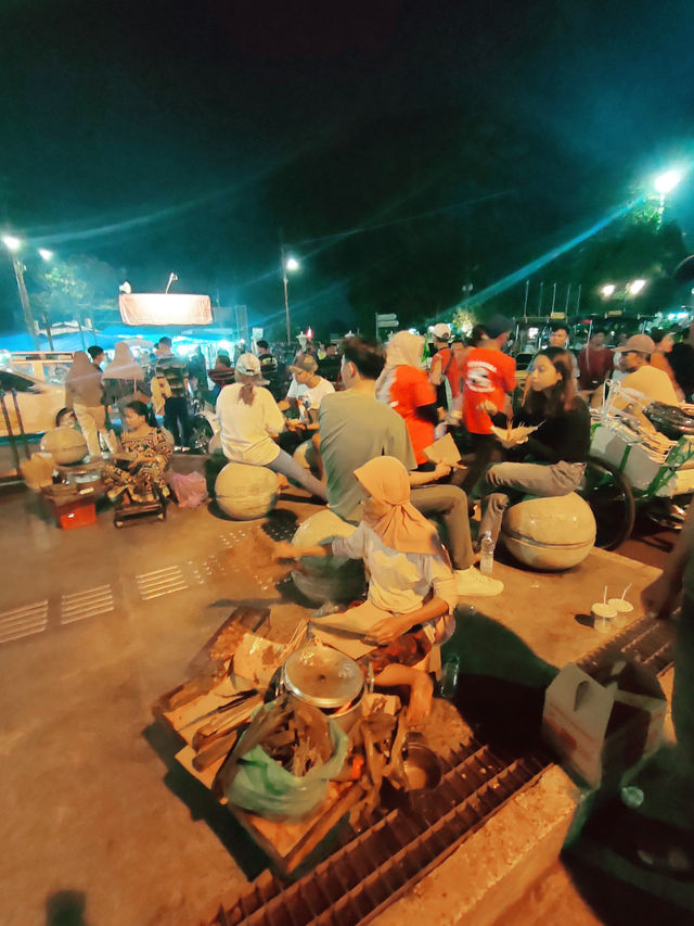 Malioboro Street, Jogjakarta: A Street-Level Feast of Culture and Charcoal