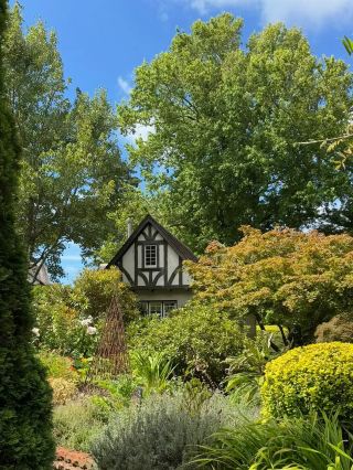Tūpare Garden：塔拉納基的藝術花園瑰寶