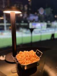 🏇【跑馬地觀賽熱點馬場餐廳！】歎住食x AI揀馬+露台直擊賽道🍗✨
