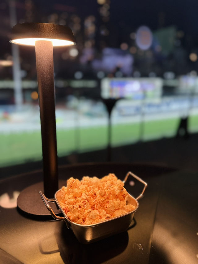 🏇【跑馬地觀賽熱點馬場餐廳！】歎住食x AI揀馬+露台直擊賽道🍗✨