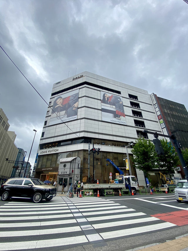 新宿白天街頭風情✨ 打卡哥斯拉雕像🔥 新宿白天街頭風情✨ 打卡哥斯拉雕像🔥