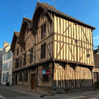 Troyes: Kota Abad Pertengahan dengan Warna dan Karakter