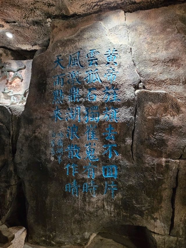 縉云仙都裡高聳云端的鼎湖峰