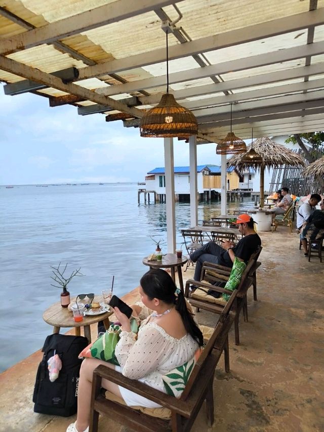 Fat submarine cafe and restaurant  เกาล้าน
