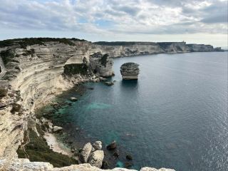 มหัศจรรย์ริมหน้าผาที่เต็มไปด้วยมนต์เสน่ห์แห่งเมดิเตอร์เรเนียน