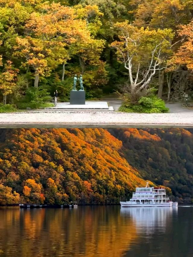 深秋絕景!十和田湖游船仿佛駛入油畫世界🍁 深秋絕景!十和田湖游船仿佛駛入油畫世界🍁