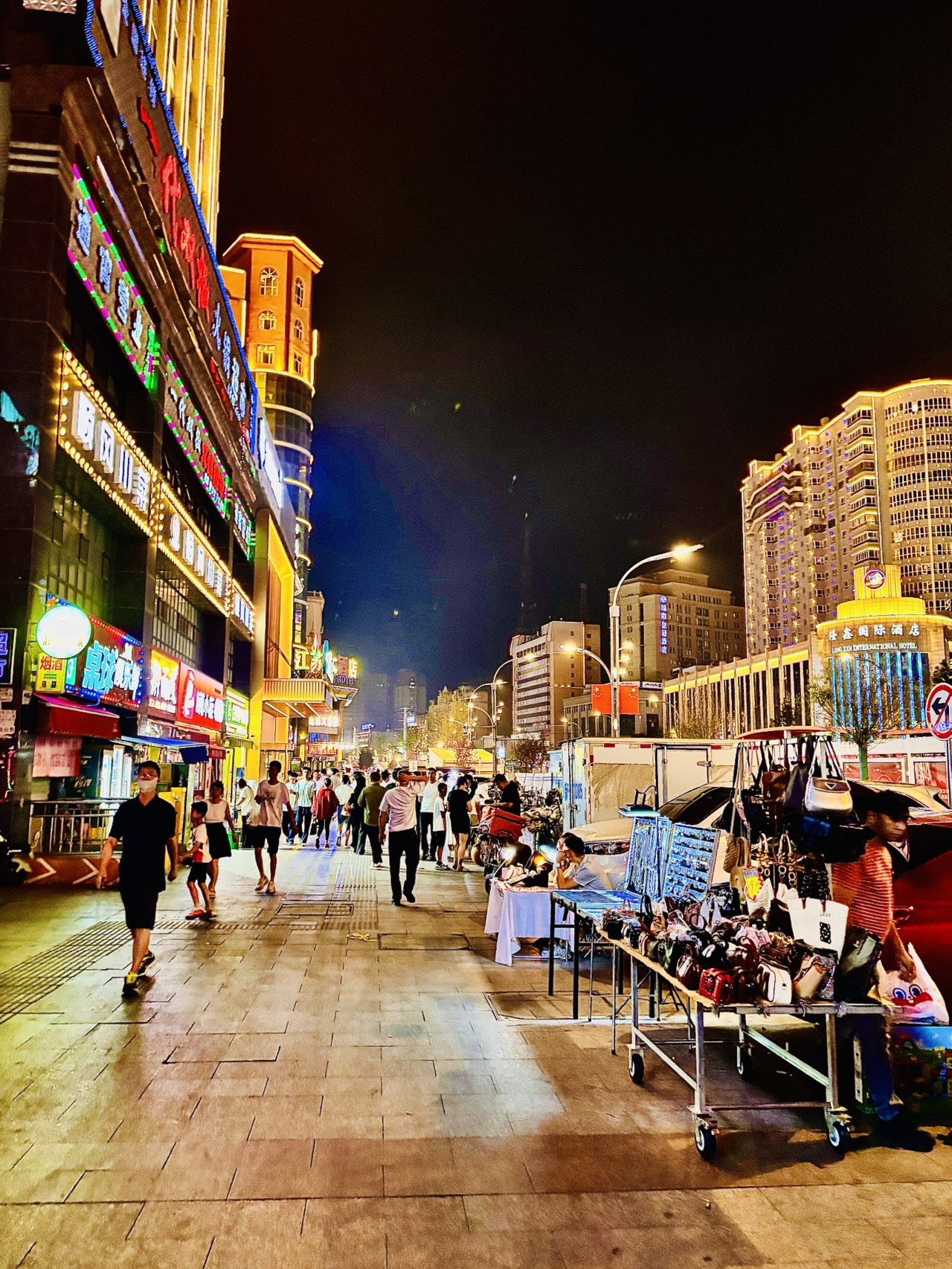 Menjelajahi Six-Star Walking Street
