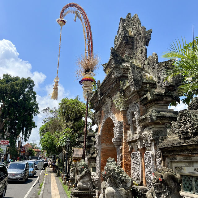 🎭 Step into History at Ubud Palace! 🏰✨