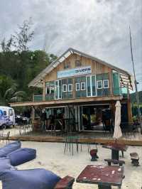 “Cenang Hill Beachfront: Cozy Beachside Glamping with Laid‑Back Charm”