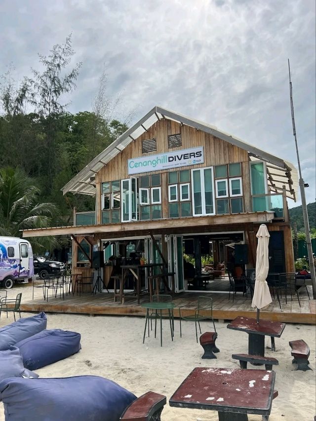 “Cenang Hill Beachfront: Cozy Beachside Glamping with Laid‑Back Charm”