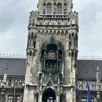 A clock tower that re-enacts Munich history!